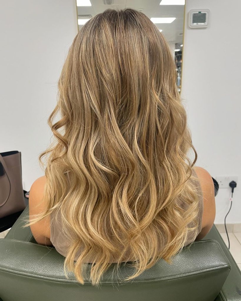 Soft Beach Waves Hairstyles for Medium Length Hair Women  – tinaborbe__hairartist – 3